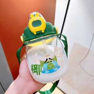 Nahaufnahme einer grünen Wasserflasche mit Hasen-Strohhalm und Kokosnuss-Aufdruck