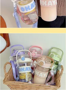 Détail de bouteilles d'eau en plastique colorées avec paille et sangle dans un panier