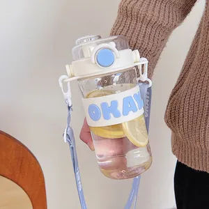 Bouteille d'eau portable en plastique avec sangle et gaine silicone pour l'hydratation.