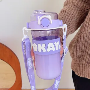 Détail de la bouteille d'eau portable en plastique violet avec paille et étui OKAY