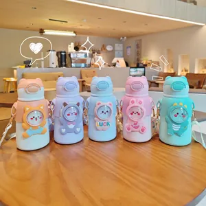 Cinco lindas botellas de agua de acero inoxidable con pajita para niños en un entorno de café