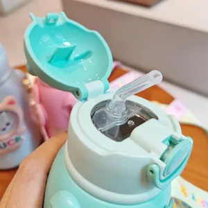 Vista detallada de la pajita de silicona y la tapa de la botella de agua verde para niños