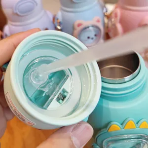 Vista detallada de la tapa abierta y la pajita transparente de esta botella para niños