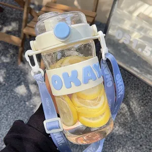 Bouteille d'eau portable en plastique de grande capacité avec paille et bandoulière.