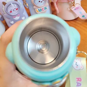 Primer plano del fondo interior de acero inoxidable SUS 316 de un termo infantil para niños
