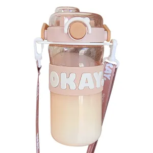 Bouteille d'eau portable en plastique avec paille, housse en silicone OKAY et sangle