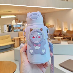 Botella de agua térmica morada para niños con diseño de oveja kawaii y correa ajustable.