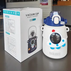 White astronaut-themed 850ml vacuum cup displayed with its original descriptive packaging box