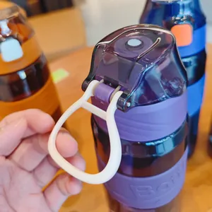 Detailaufnahme einer lila Sport-Wasserflasche mit praktischem Klappdeckel und Tragegriff