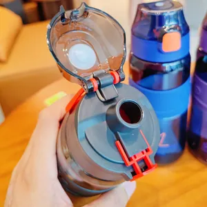 Detailansicht des geöffneten Klappdeckels und der Trinktülle einer Sporttrinkflasche