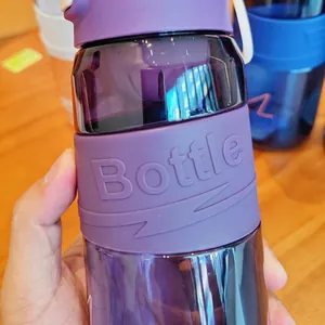 Detail einer lila Sportwasserflasche mit einer geprägten Silikon-Schutzgriffhülle