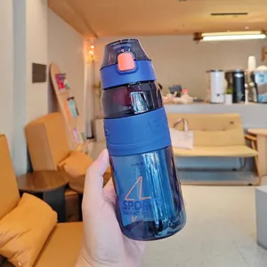 Tragbare dunkelblaue Sportwasserflasche mit orangem Knopf in einem gemütlichen Café-Ambiente