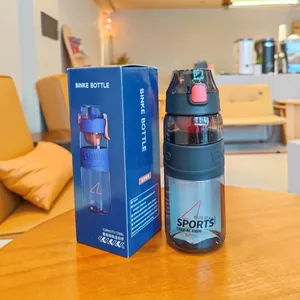 Blaue 720ml Sport-Wasserflasche mit Originalverpackung in einer Café-Atmosphäre