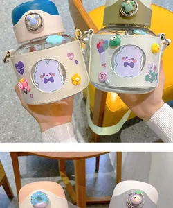 Detail einer süßen Kinder-Trinkflasche mit Cartoon-Lederhülle und Tragegurt