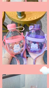 Gedetailleerde weergave van schattige roze en paarse draagbare drinkflessen voor kids.