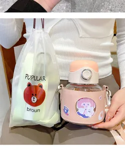 Süßer Kinder-Strohbecher mit rosa Lederhülle und passender Aufbewahrungstasche.