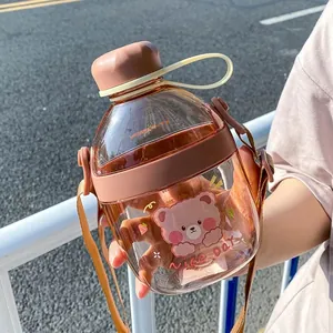 Leuke draagbare plastic waterfles met beer-ontwerp en verstelbare schouderriem