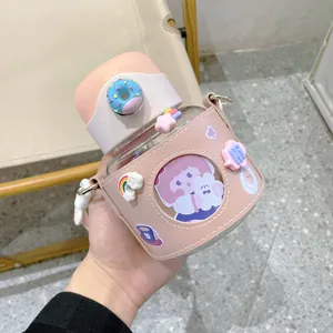 Süße rosa Kinder-Strohhalm-Wasserflasche mit Lederhülle und niedlichen Aufklebern