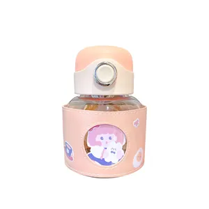 Tragbare rosa Kinder-Trinkflasche mit süßer Cartoon-Lederhülle und Schutzdeckel