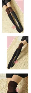 Vue détaillée de chaussettes hautes en coton tricoté bicolore noir et marron pour femmes