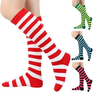 Vue détaillée de chaussettes hautes à rayures colorées pour femmes en diverses combinaisons