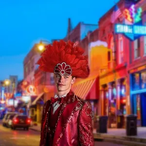 Levendige rode veren carnaval hoofdtooi voor feesten en feestelijke optredens