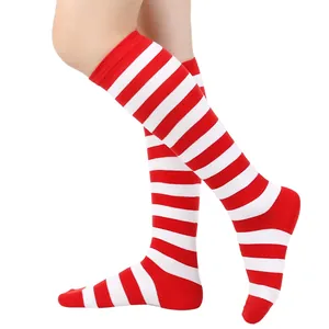 Vue détaillée de chaussettes hautes rayées rouges et blanches pour femmes sur jambes