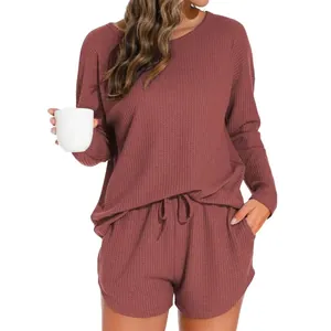 Ensemble de détente en maille gaufrée avec haut à manches longues et short rouge rouille.