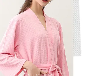 Detailansicht eines rosa Waffel-Bademantels mit strukturierter Oberfläche und Bindegürtel