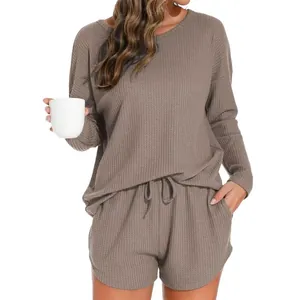 Ensemble de détente en maille gaufrette avec haut à manches longues et short à cordon.