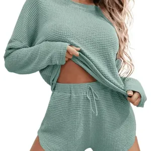 Ensemble détente en maille gaufre vert sauge avec haut à manches longues et short