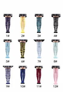 Variété de bas rayés colorés au-dessus du genou pour les fêtes de carnaval et Halloween