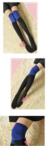 Vue détaillée de chaussettes hautes bicolores en coton tricoté bleu et noir.