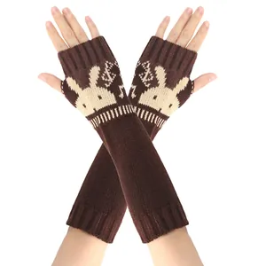 Detailweergave van bruine gebreide vingerloze armwarmers met schattig konijnenpatroon
