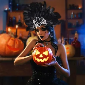 Elegante zwarte verenkroon met zilveren pailletten voor een griezelig Halloween-feestje