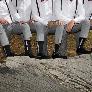 Detailansicht schwarzer Hochzeitssocken mit weißer Best Man und Groomsman Stickerei