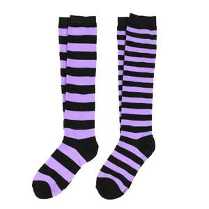 Paire de chaussettes hautes à rayures horizontales violettes et noires sur fond blanc.