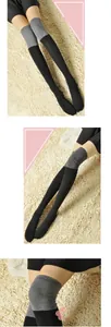 Vue détaillée de chaussettes hautes bicolores en coton tricoté gris et noir pour femme
