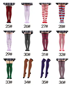 Collection de divers bas hauts à rayures colorées pour Halloween et les fêtes de carnaval