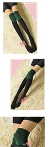 Gros plan sur des chaussettes hautes en maille bicolore noir et vert pour femmes