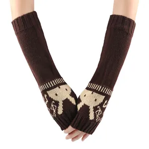 Gedetailleerd overzicht van gebreide vingerloze armwarmers met konijnenpatroon in bruin