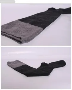 Vue détaillée et complète de chaussettes hautes bicolores grises en maille de coton