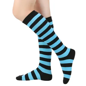 Vue détaillée de chaussettes hautes à rayures horizontales bleues et noires sur mannequin