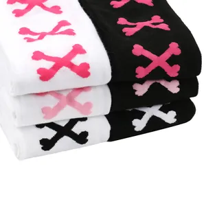 Primer plano de medias de Halloween con diseño de huesos cruzados en colores blanco y negro.