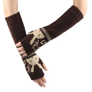 Gedetailleerd zicht op bruine gebreide armwarmers met een leuk beige konijnenpatroon