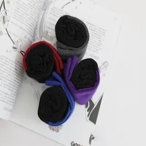 Gros plan de chaussettes hautes bicolores roulées dans diverses couleurs variées