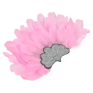 Detailweergave van een roze veren hoofdtooi met zilveren lovertjes voor carnavalsfeesten.