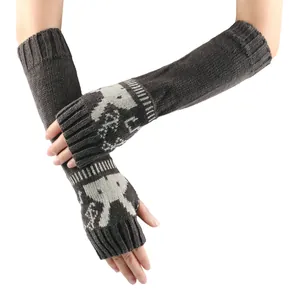 Close-up van koffiebruine gebreide armwarmers met konijnenpatroon voor winterwarmte.
