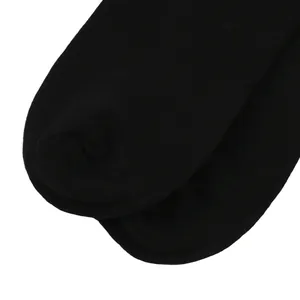 Makroaufnahme der glatten, verstärkten Zehennaht an hochwertigen schwarzen Hochzeitsocken.