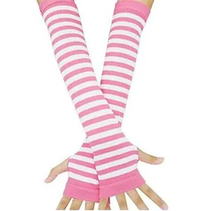 Gros plan de gants longs sans doigts à rayures roses et blanches